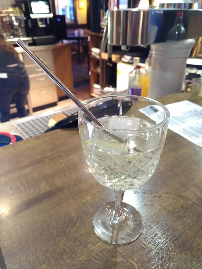 Gin-Tonic an der Bar