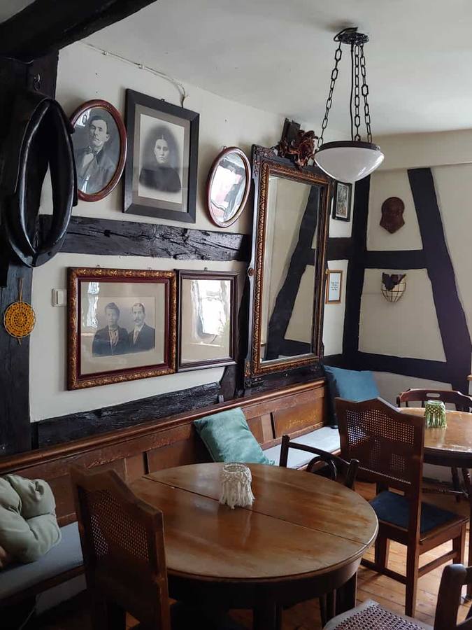 Innenraum Café La Bohème – historische Fachwerkbalken